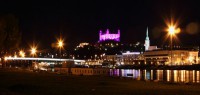 Bratislavský hrad žiari na purpurovo