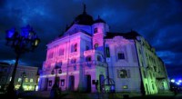 Purpurová iluminácia štátneho divadla v Košiciach
