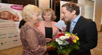 Prof. Mudr. Mária Huttová, Csc. prijíma ocenenie Purpurové srdce